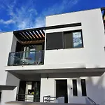 Three Bedroom Sea View Townhouse וילה