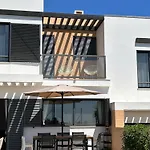 וילה Three Bedroom Sea View Townhouse *