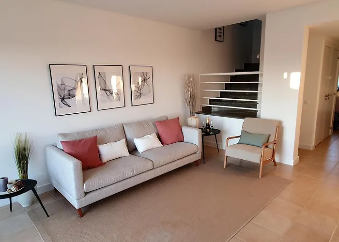 Three Bedroom Sea View Townhouse *